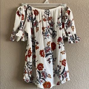 Women’s off the shoulder top! Medium